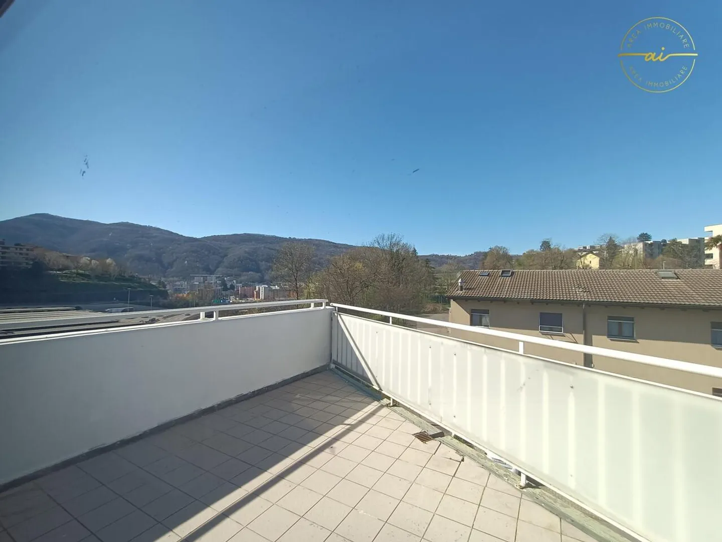 PENTHOUSE 4.5 PIÈCES AVEC DOUBLE TERRASSE ET VUE OUVERTE - Photo 4 sur 9