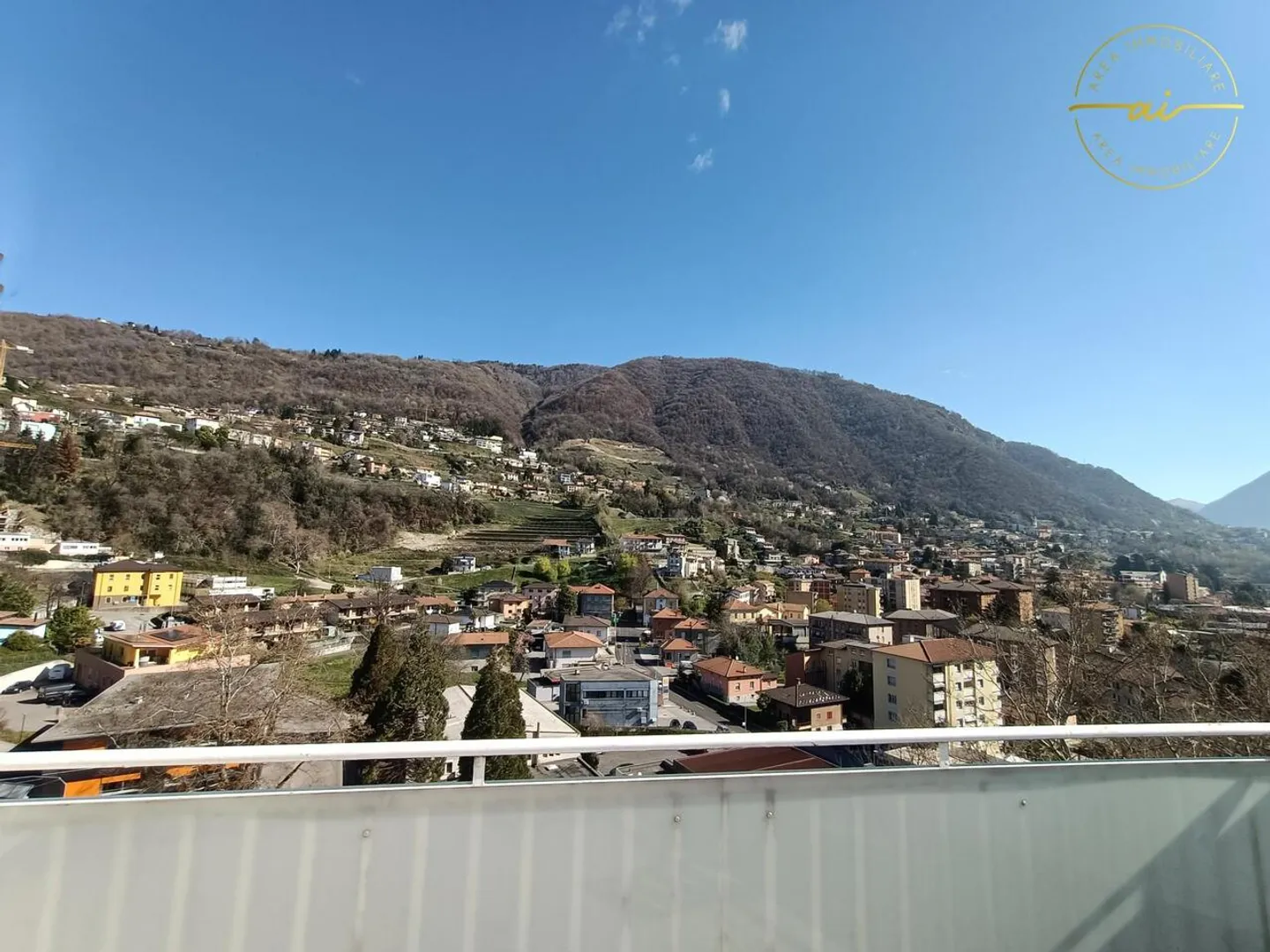 PENTHOUSE 4.5 PIÈCES AVEC DOUBLE TERRASSE ET VUE OUVERTE - Photo 2 sur 9