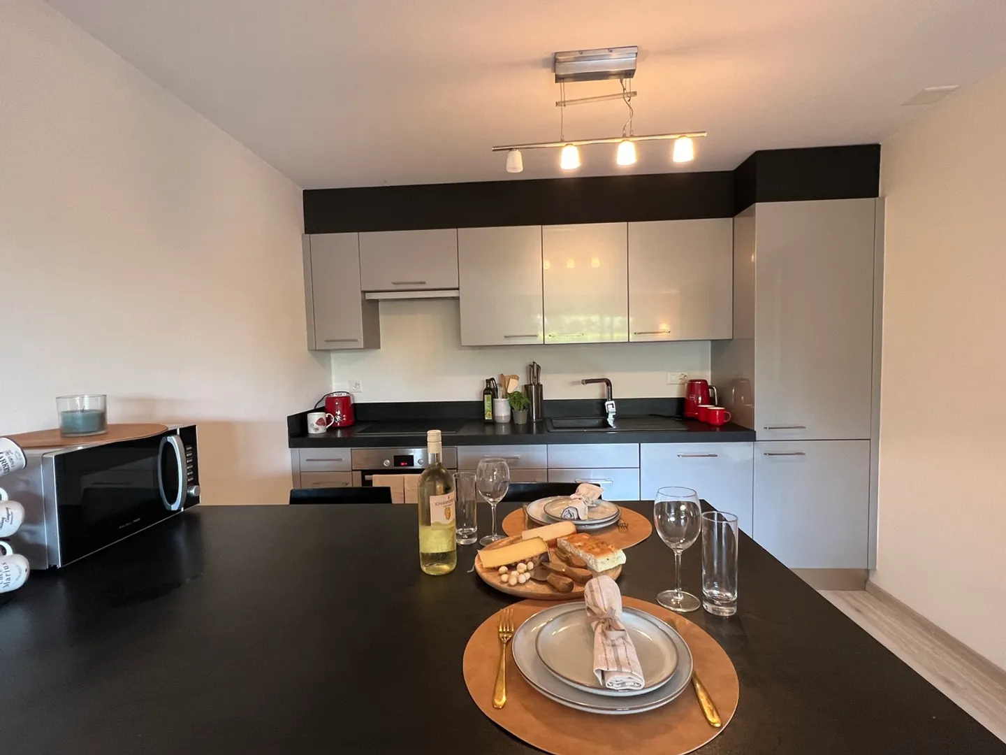 WINTER SEASON: BEAUTIFUL 2.5 ROOM APARTMENT IN GARDEN LOCATION - Photo 7 of 14