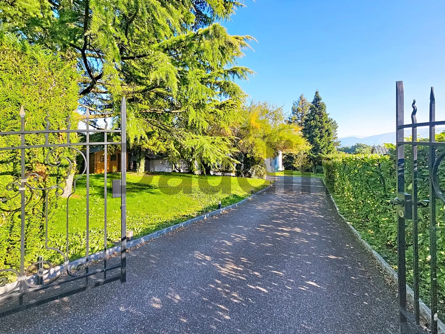 Villa with 14 rooms, completely renovated - Photo 2 of 12