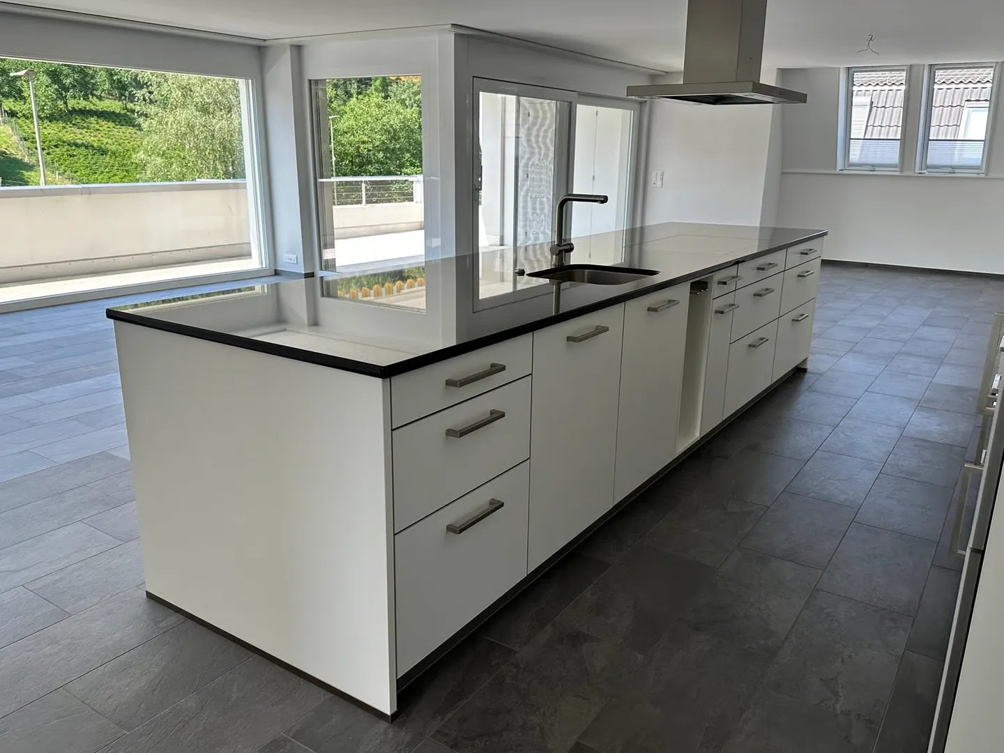 Top moderne 4.5-Zimmer-Dachwohnung mit Blick ins Grüne - Foto 3 di 28