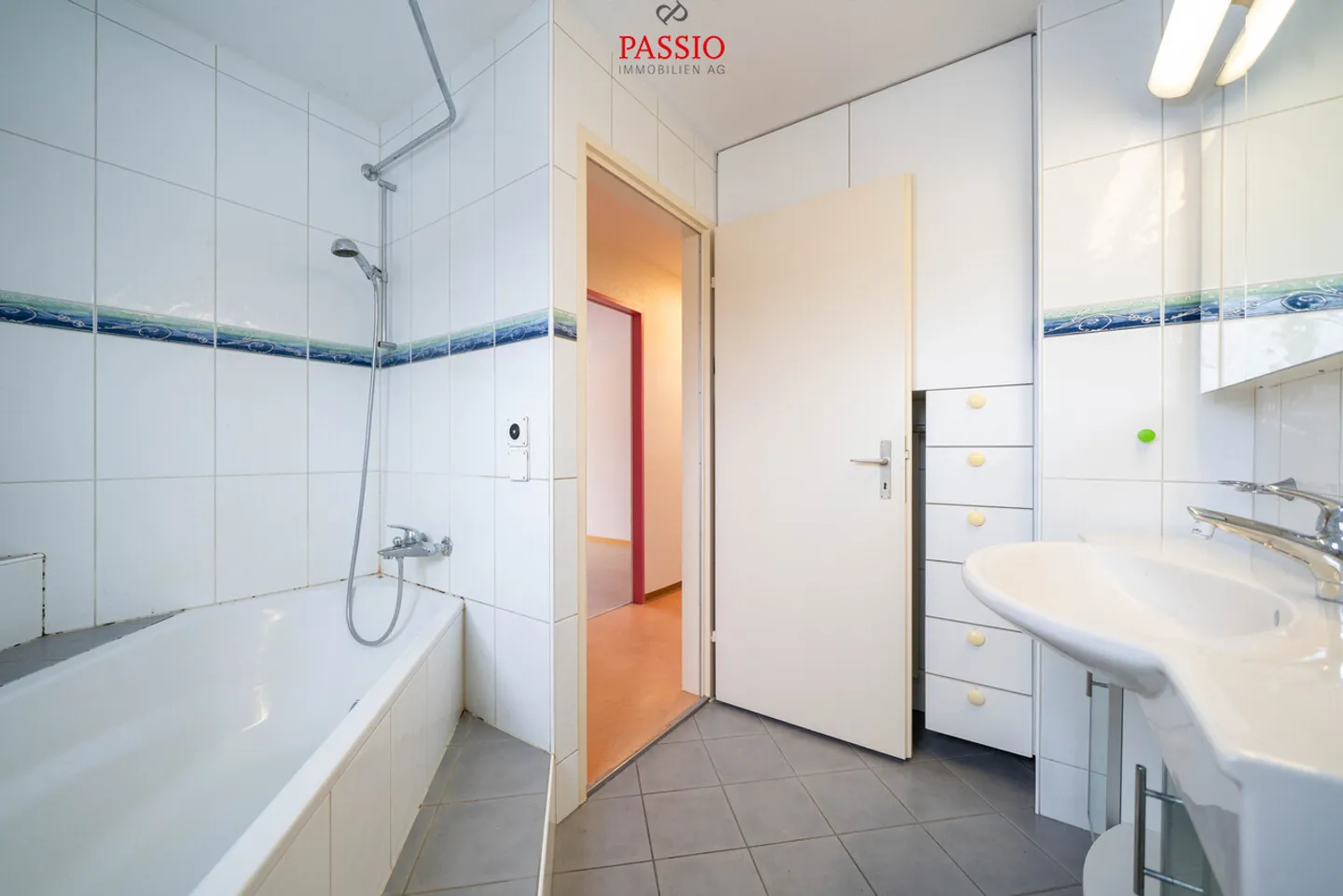 Ampia casa a schiera angolare di 6,5 stanze con giardino e piscina comune - Foto 9 di 30