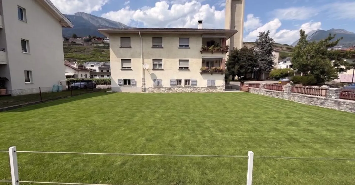 Rare in Conthey - Building with two apartments on a plot of 542 m² - Photo 1 of 13