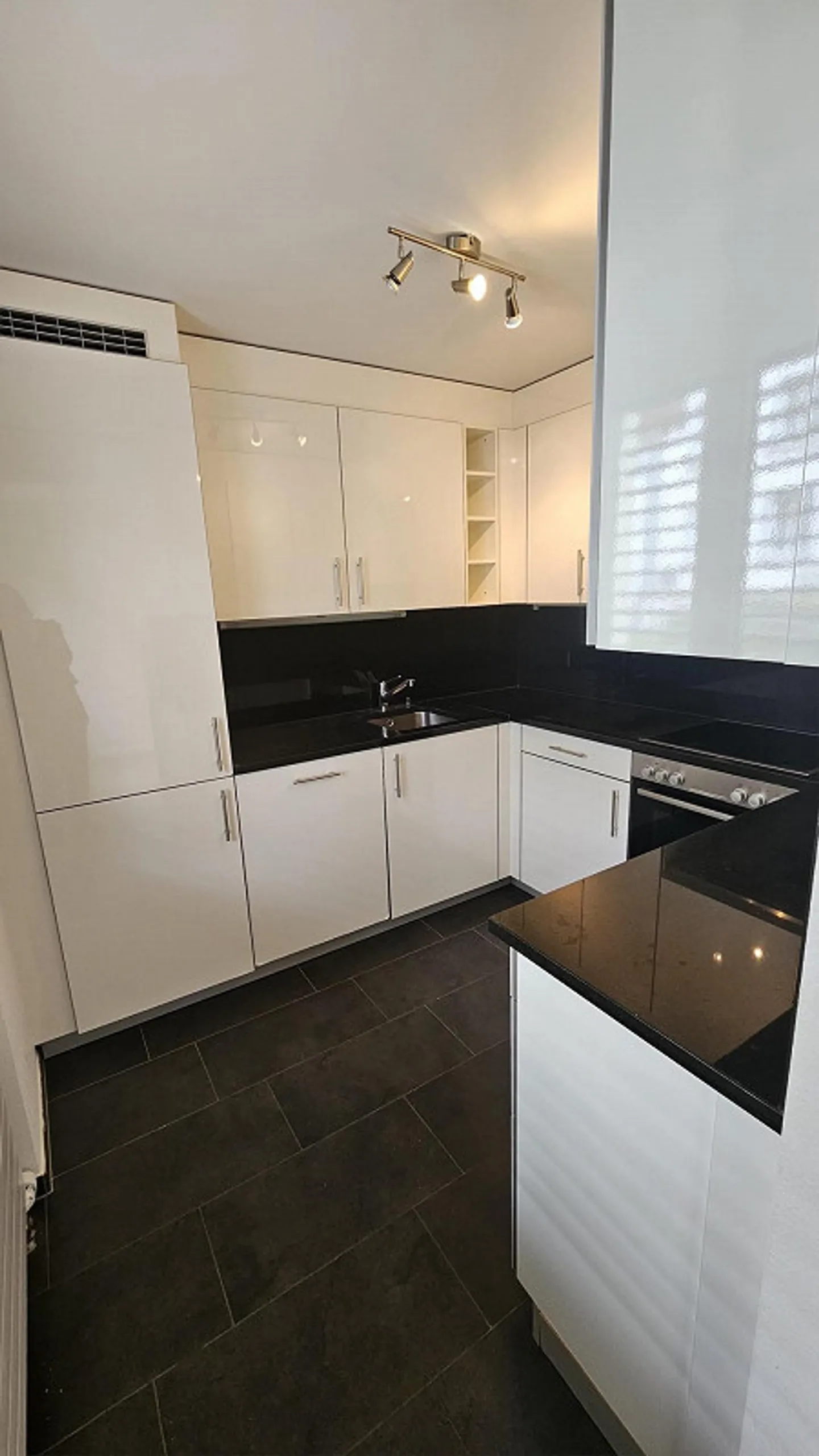 spezielle 4.5 Zimmerwohnung mit Terasse und zusätzlicher Balkon - Foto 3 von 12