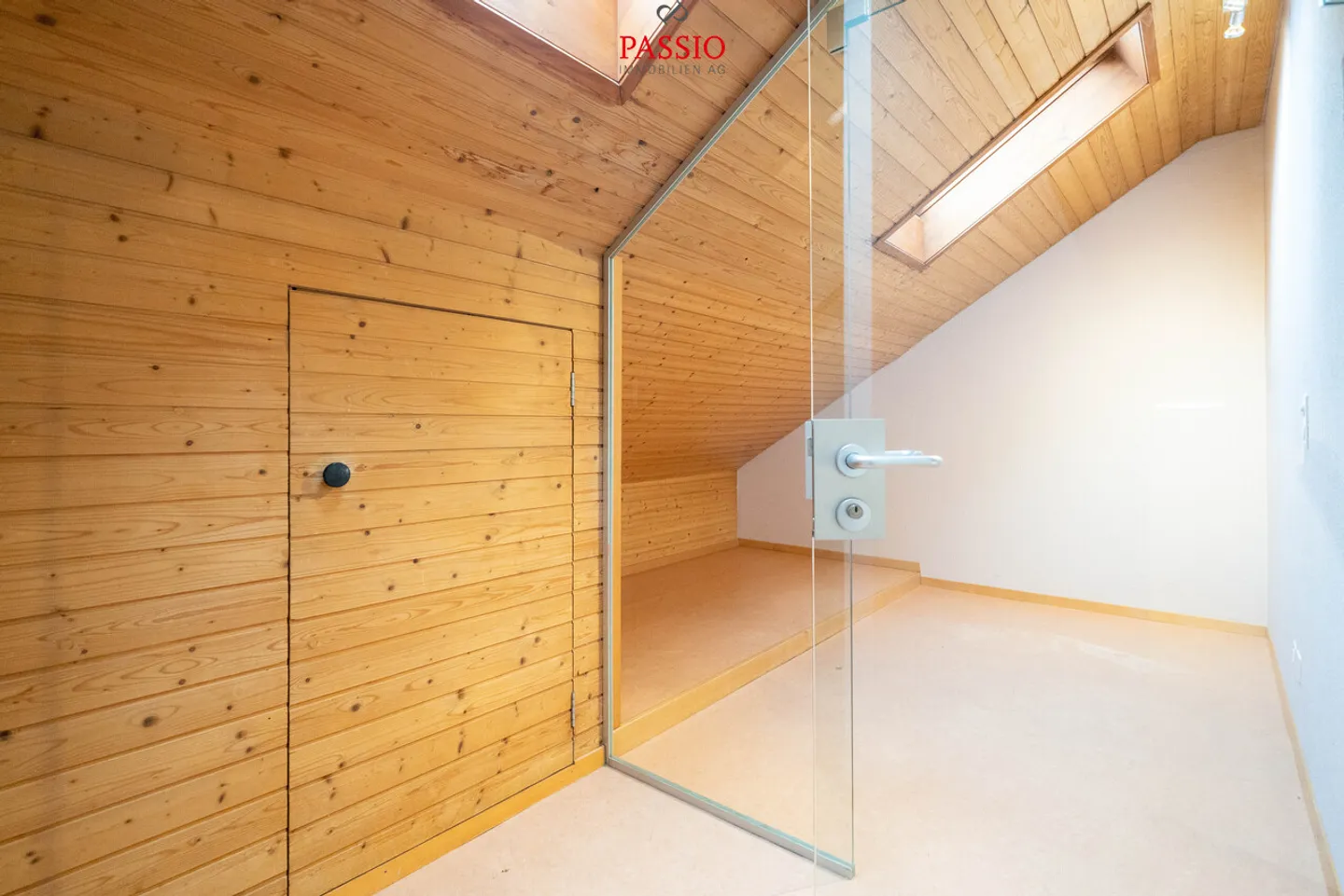 Ampia casa a schiera angolare di 6,5 stanze con giardino e piscina comune - Foto 17 di 30