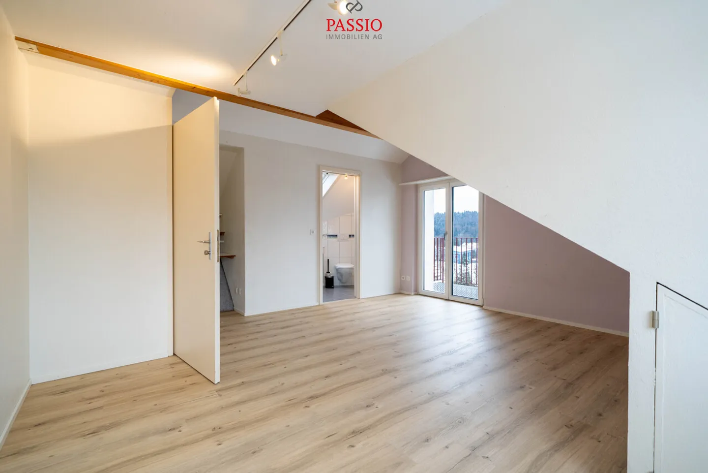 Ampia casa a schiera angolare di 6,5 stanze con giardino e piscina comune - Foto 18 di 30