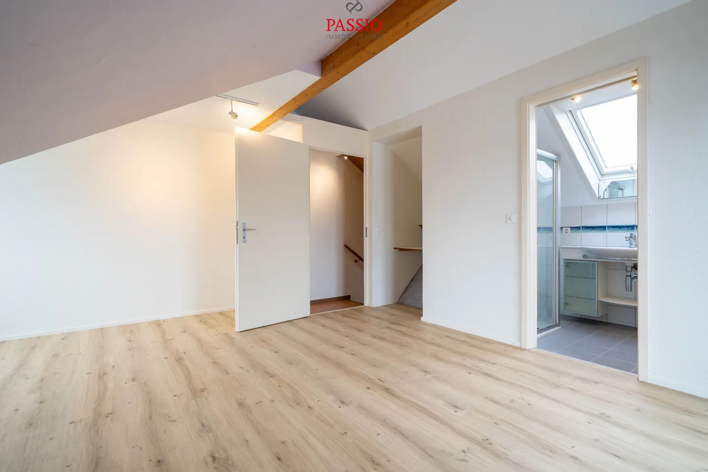 Ampia casa a schiera angolare di 6,5 stanze con giardino e piscina comune - Foto 19 di 30