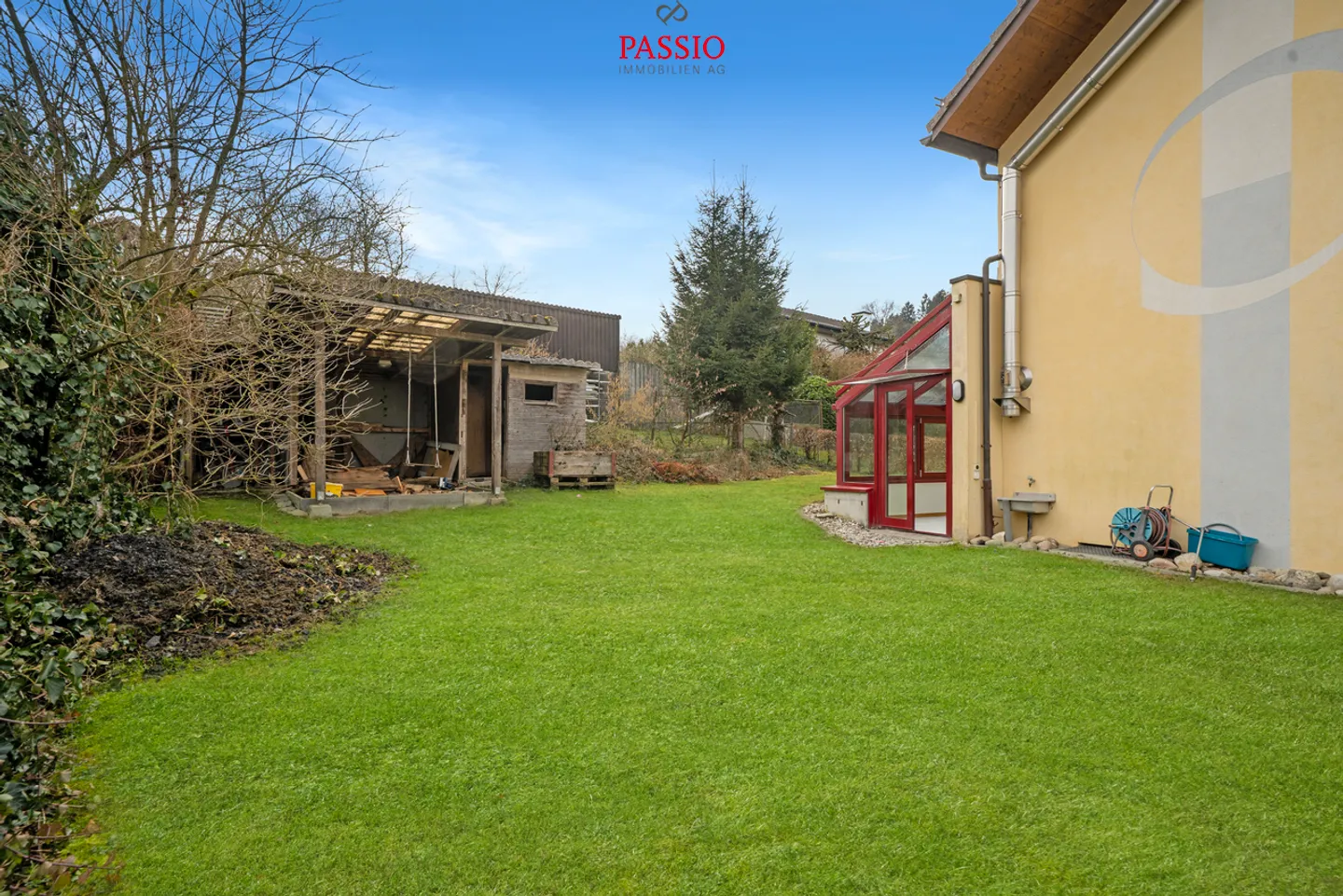 Ampia casa a schiera angolare di 6,5 stanze con giardino e piscina comune - Foto 24 di 30