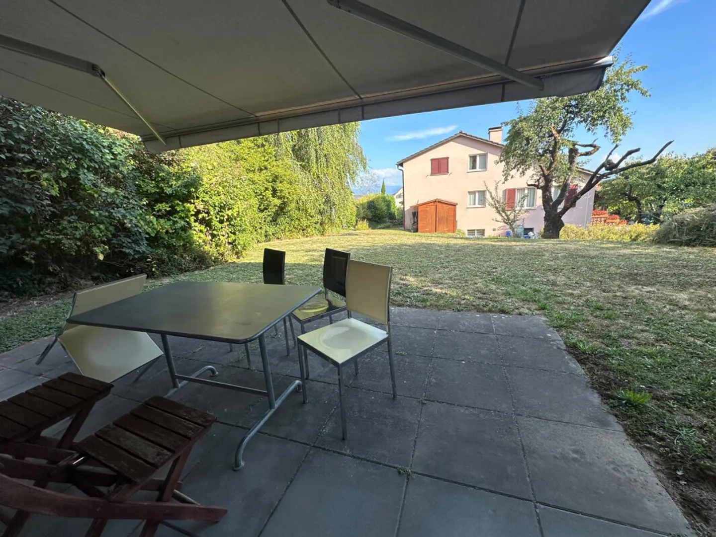 Room for rent in beautiful villa in the heart of Gland - Photo 7 of 8