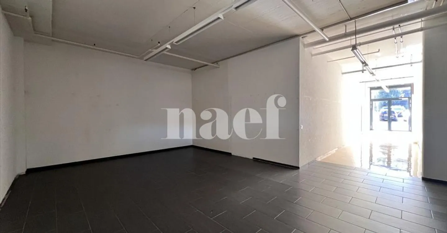 Mixed-use building for rent - Photo 5 of 7