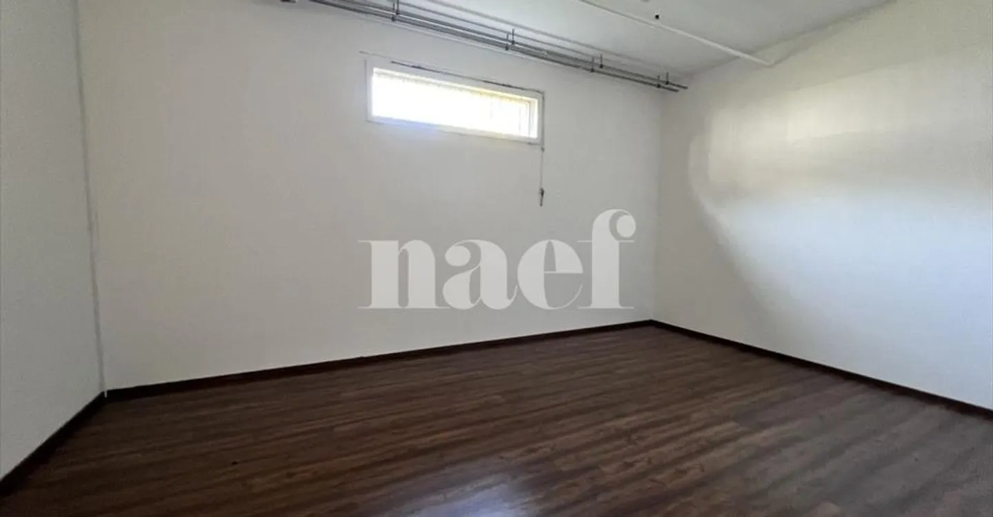 Mixed-use building for rent - Photo 3 of 7