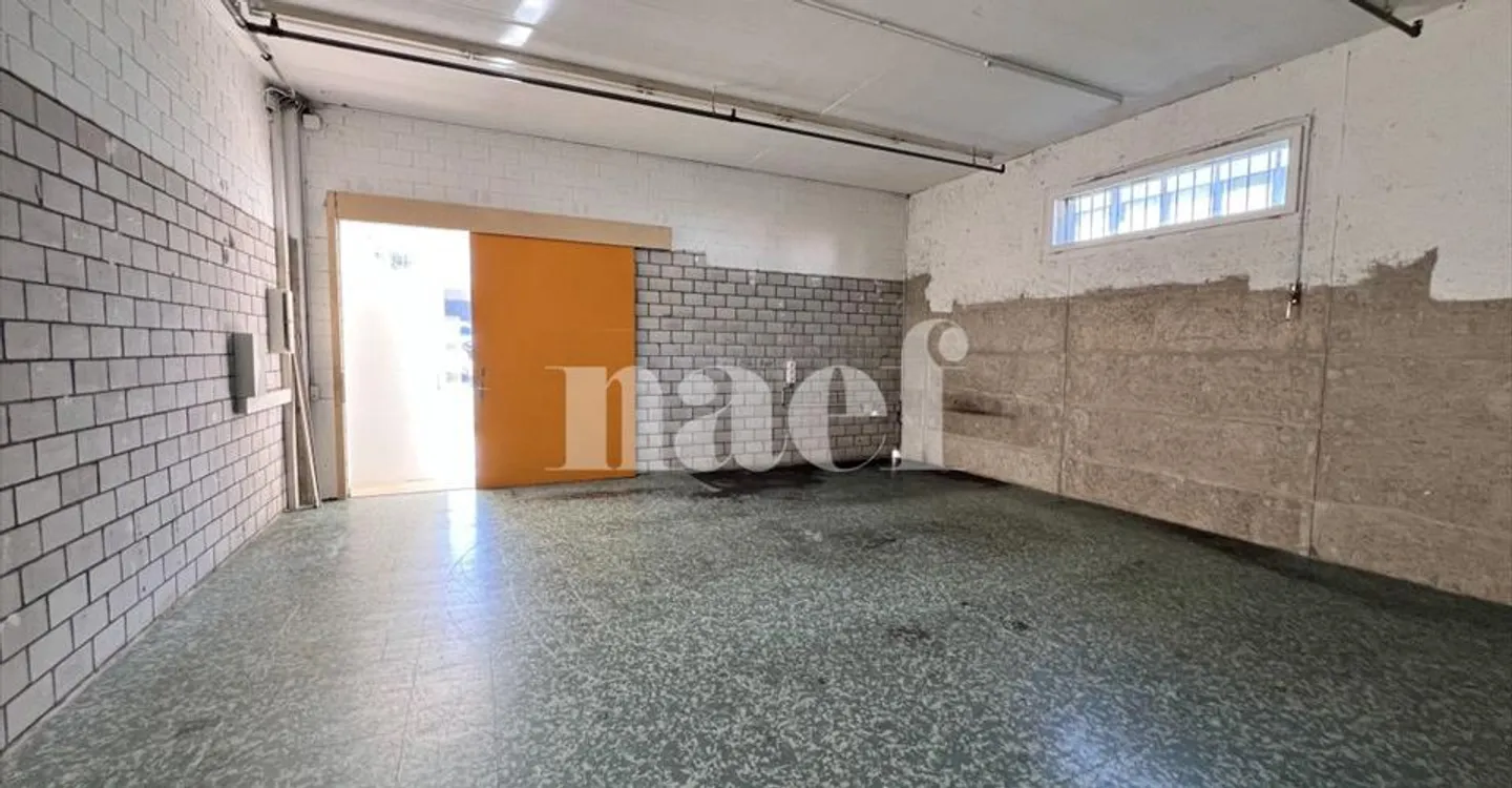 Mixed-use building for rent - Photo 4 of 7