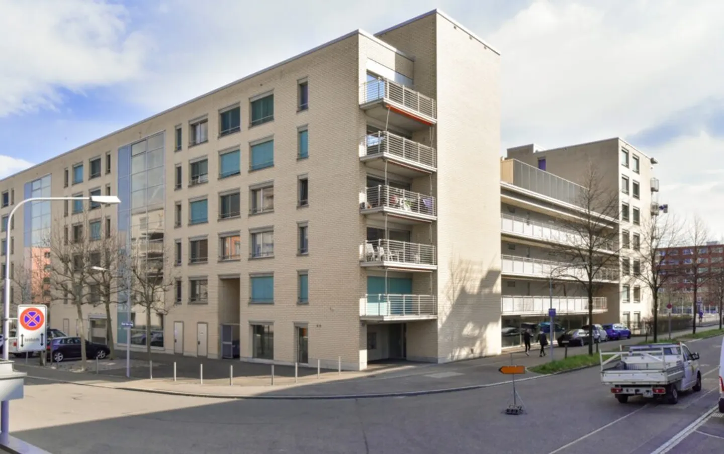 Überdachter Motorradparkplatz - Foto 1 von 1