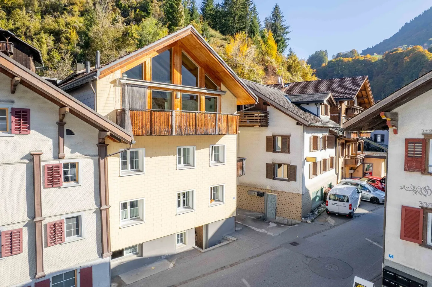 Attractive property with two two-family houses and four apartments - Photo 4 of 12