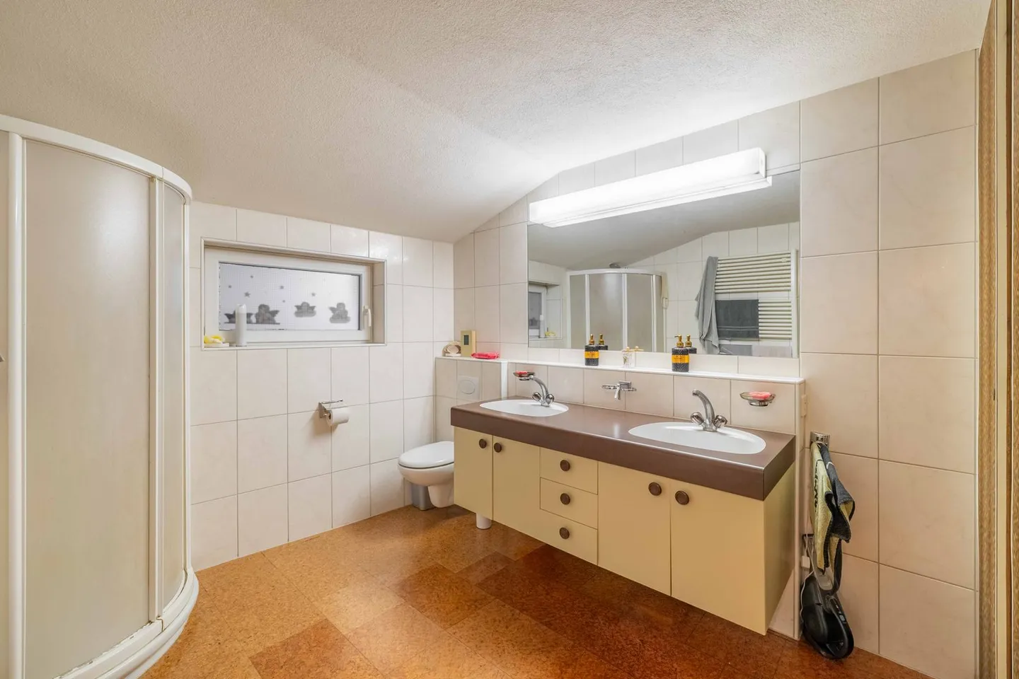 Attractive property with two two-family houses and four apartments - Photo 11 of 12