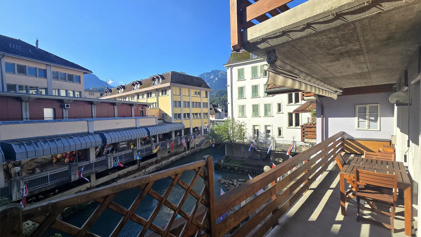 Charming Living Directly on the Aare - Extraordinary 3.5-Room Apartment - Photo 6 of 22