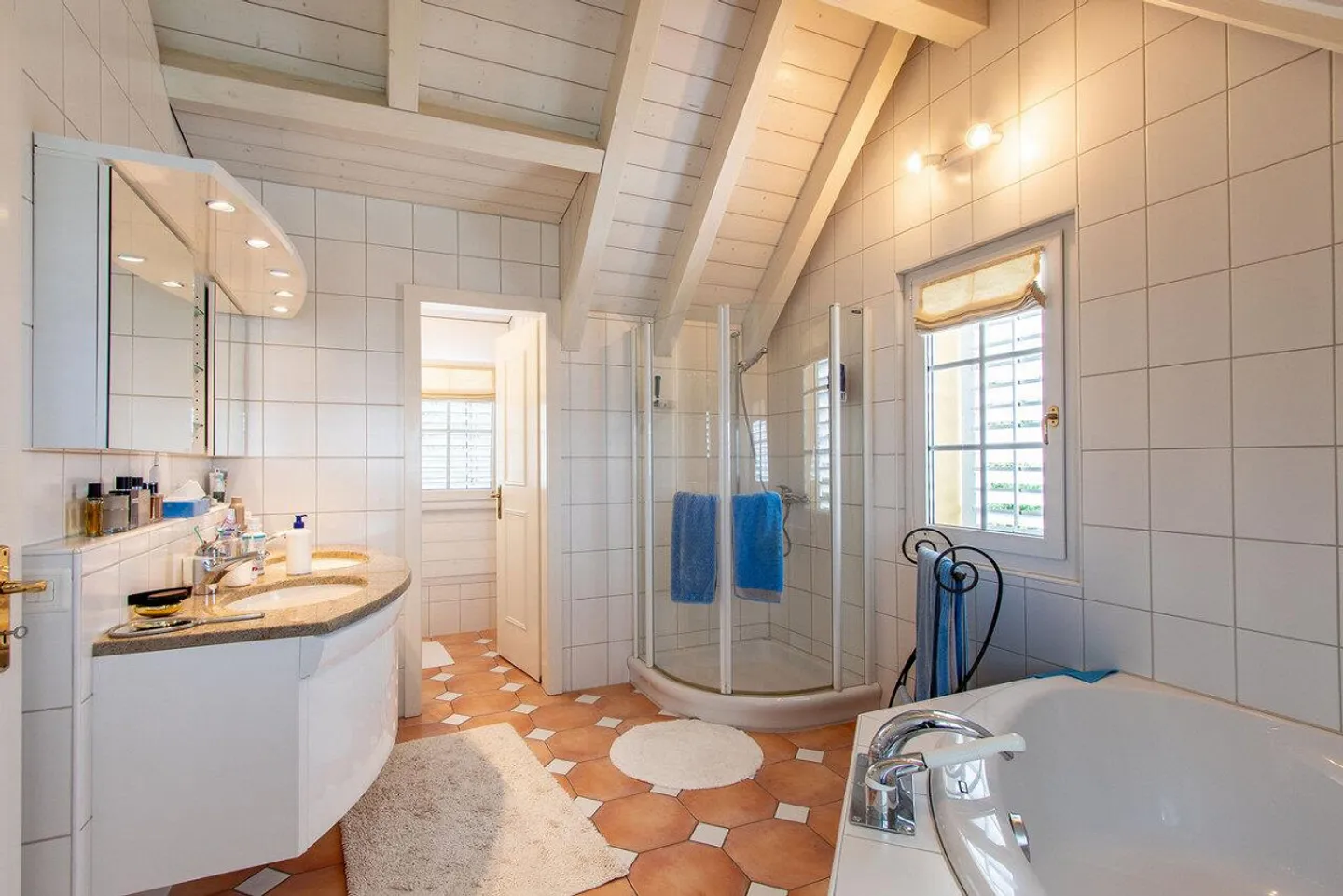 Exclusive villa with breathtaking lake and alpine views as well as pool oasis - Photo 17 of 18