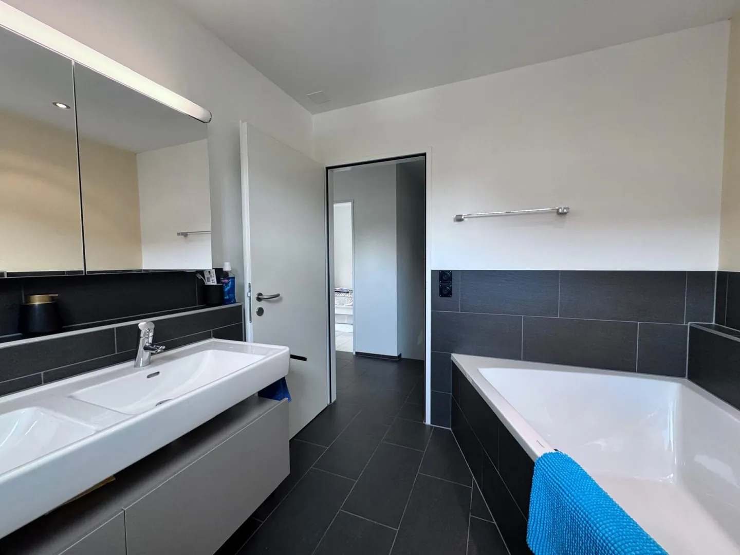 Moderna casa bifamiliare di 5,5 stanze con veranda, cucina XXL e box garage in posizione tranquilla - Foto 5 di 29