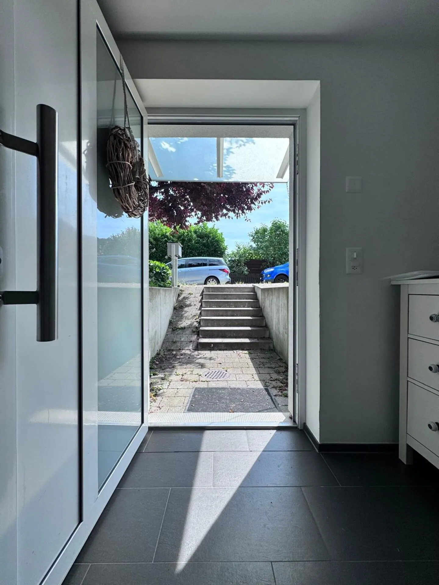 Moderna casa bifamiliare di 5,5 stanze con veranda, cucina XXL e box garage in posizione tranquilla - Foto 8 di 29