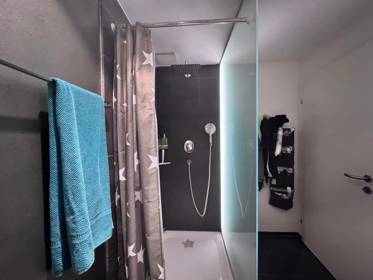 Moderna casa bifamiliare di 5,5 stanze con veranda, cucina XXL e box garage in posizione tranquilla - Foto 11 di 29