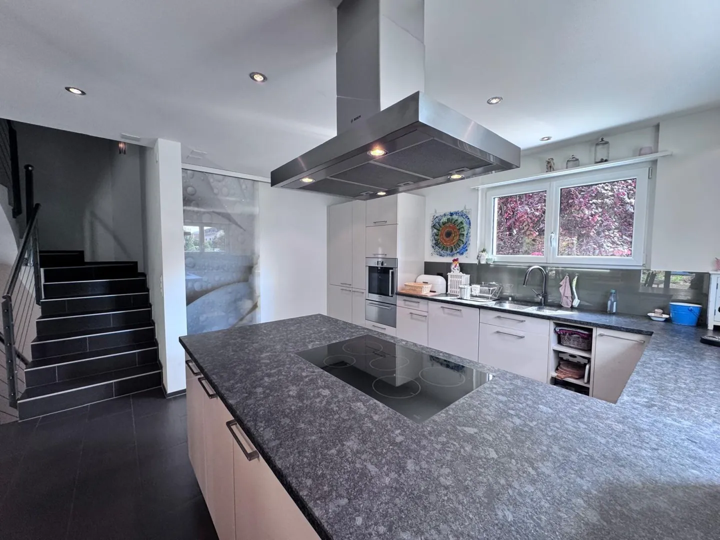 Moderna casa bifamiliare di 5,5 stanze con veranda, cucina XXL e box garage in posizione tranquilla - Foto 13 di 29