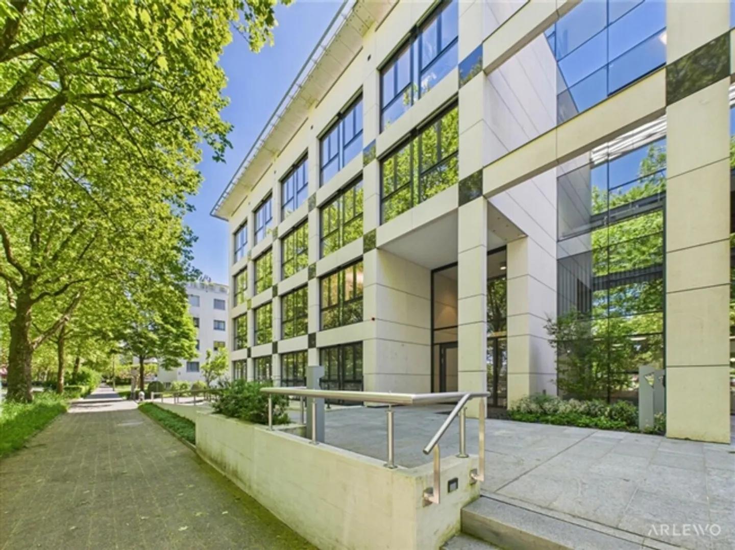 Your office space near the train station and lake - Photo 1 of 12