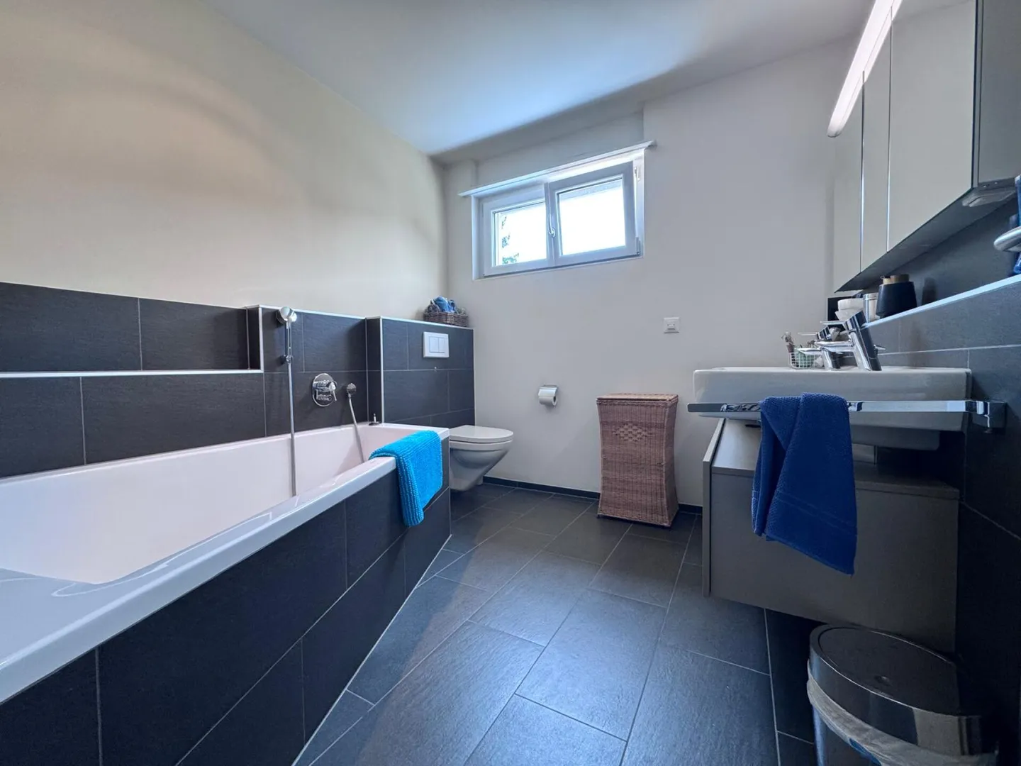 Moderna casa bifamiliare di 5,5 stanze con veranda, cucina XXL e box garage in posizione tranquilla - Foto 24 di 29