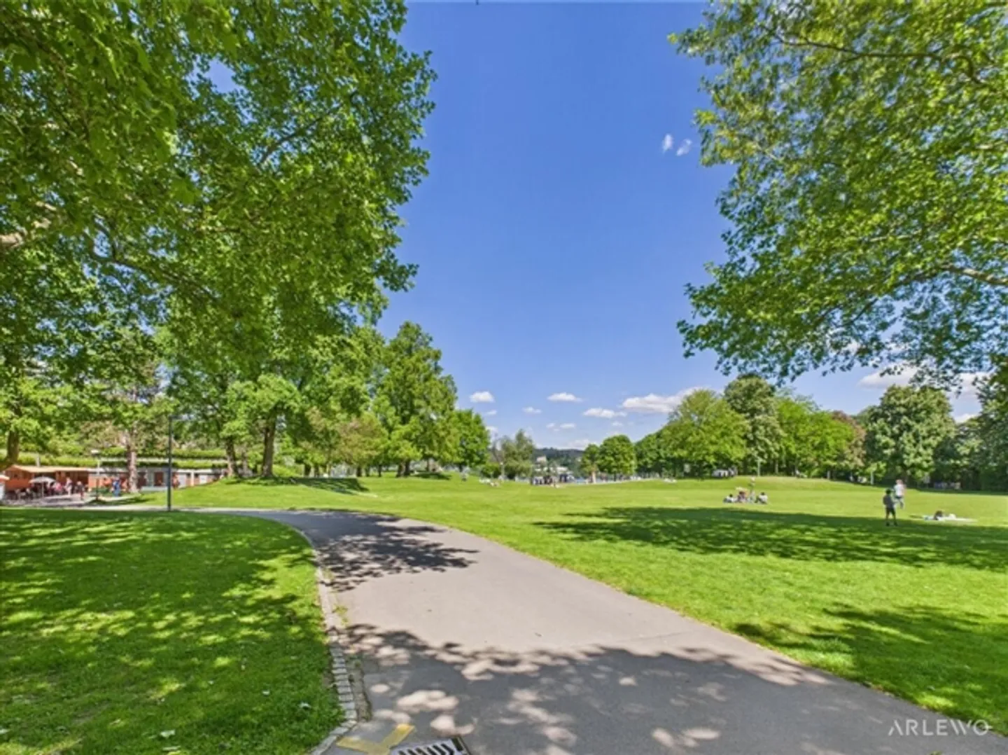 Your office space near the train station and lake - Photo 3 of 12