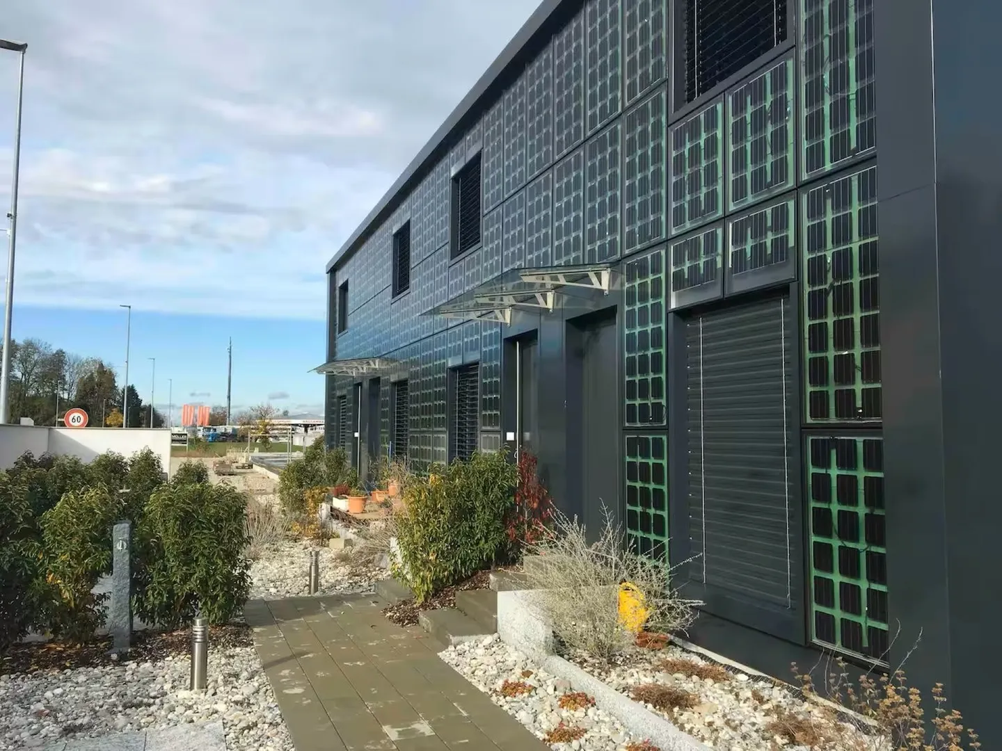 Casa a schiera moderna di 2½ stanze in standard Minergie con facciata solare - Foto 1 di 18