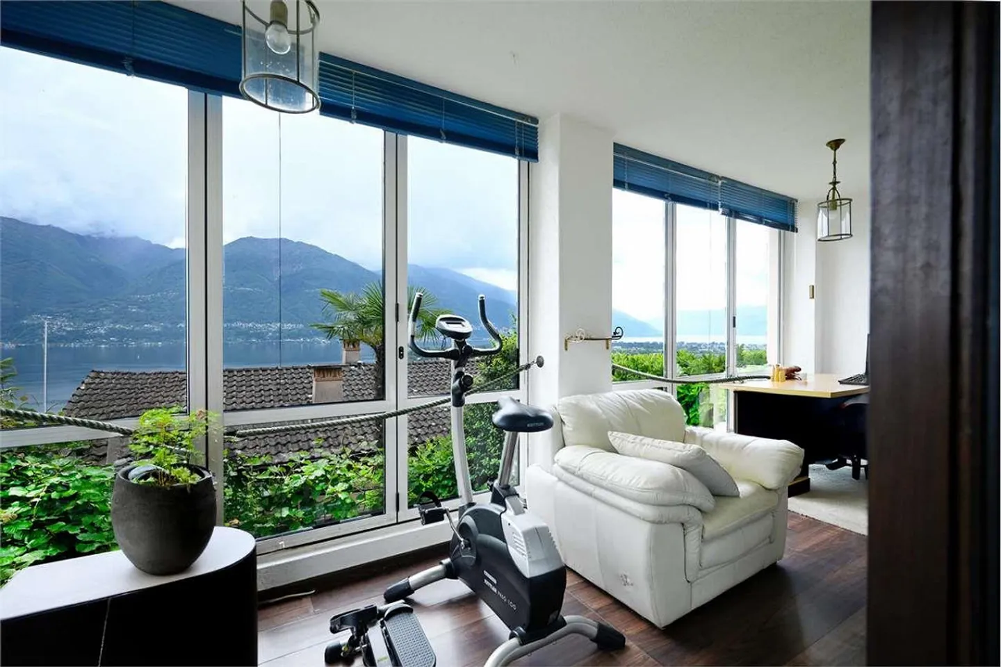 Casa elegante con vista sul Lago di Locarno - Foto 1 di 13