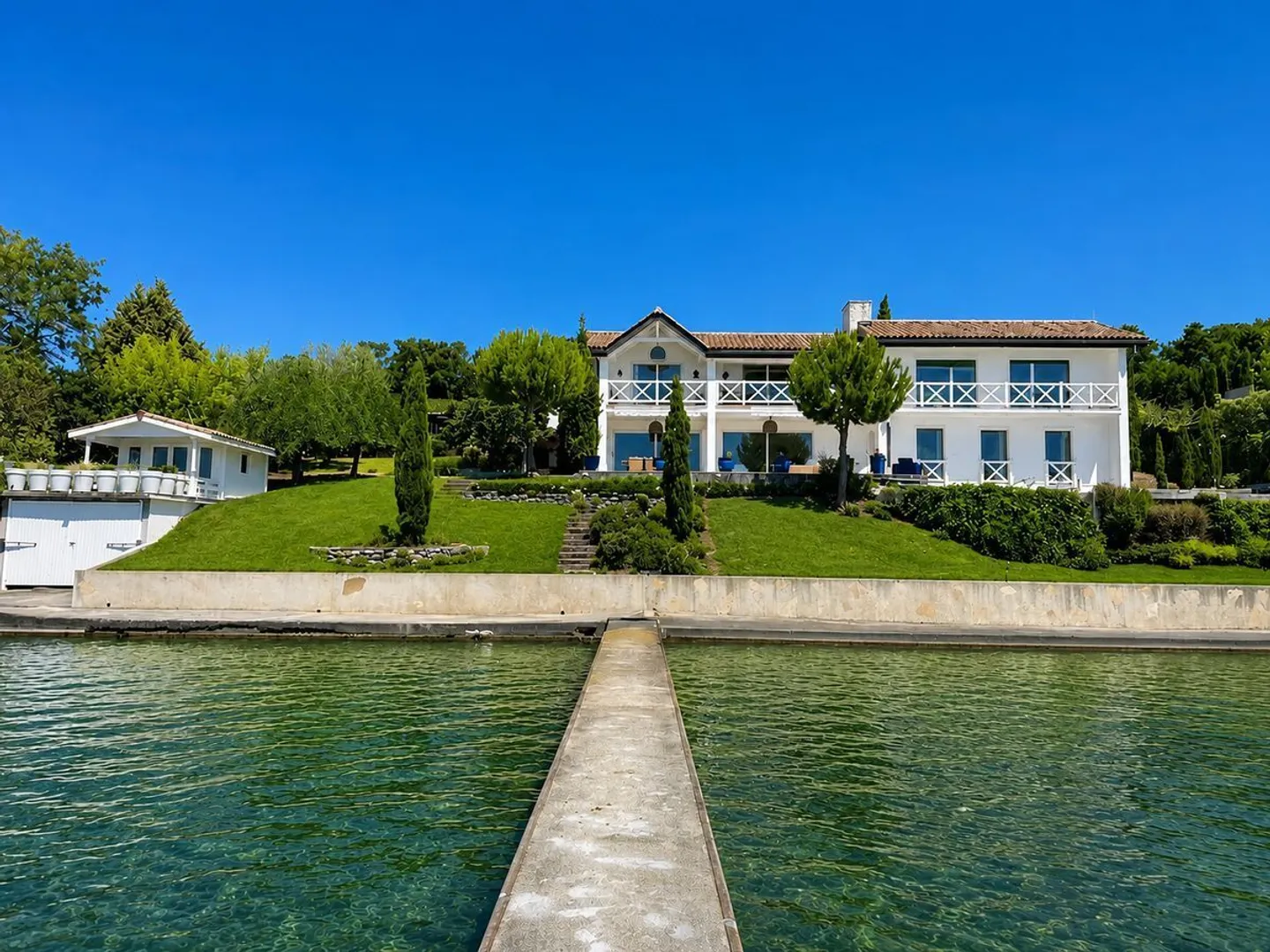 Villa exclusive au bord du lac - Photo 1 sur 13