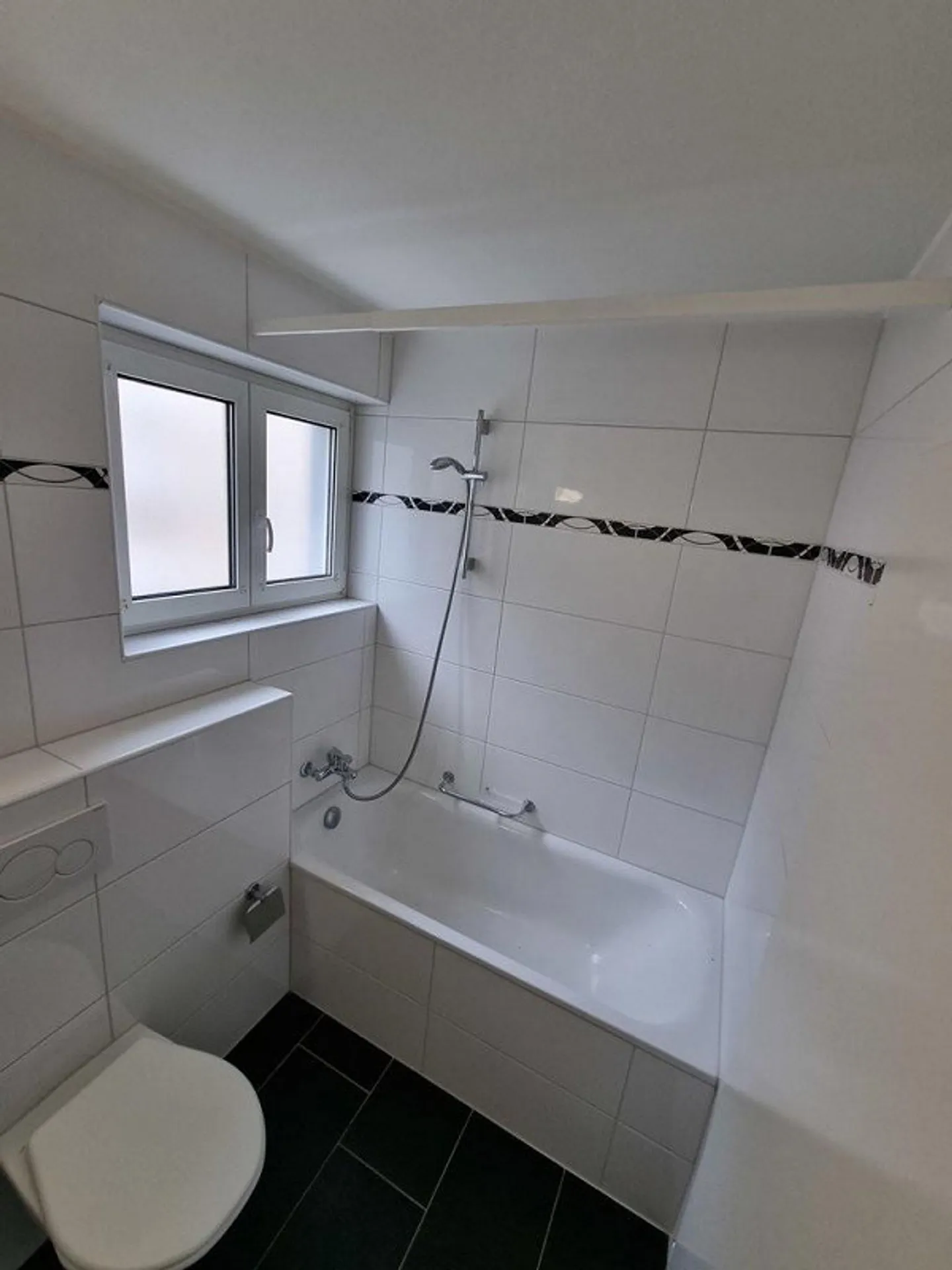 Cozy 4-Room Apartment in Birsfelden - Photo 3 of 8