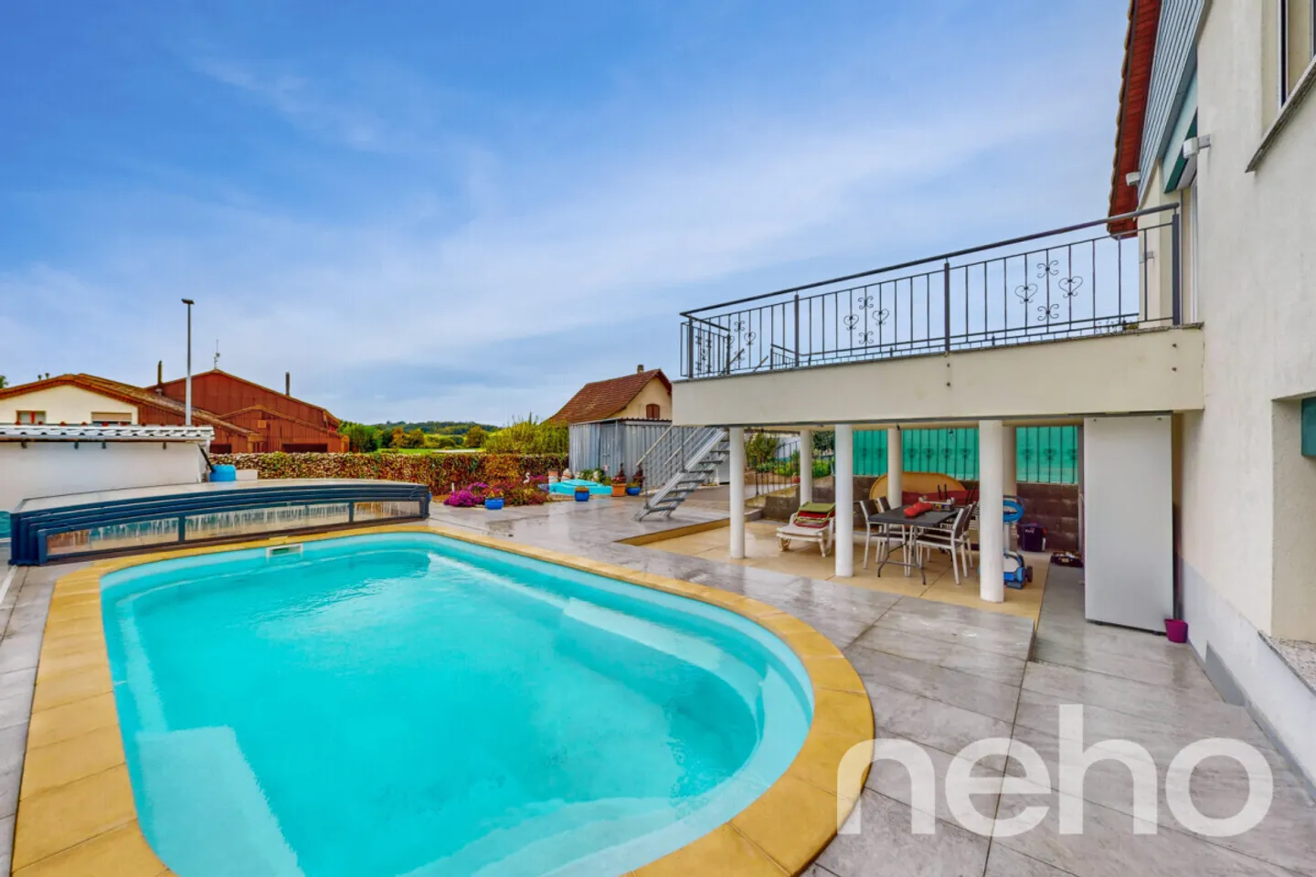 Semi-detached villa with pool and independent apartment - Photo 1 of 13