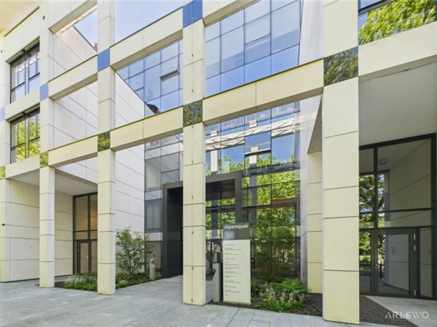 Your office space near the train station and lake - Photo 11 of 12