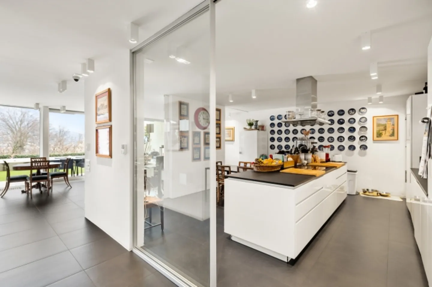 Villa moderna con piscina e vista panoramica - Foto 10 di 20