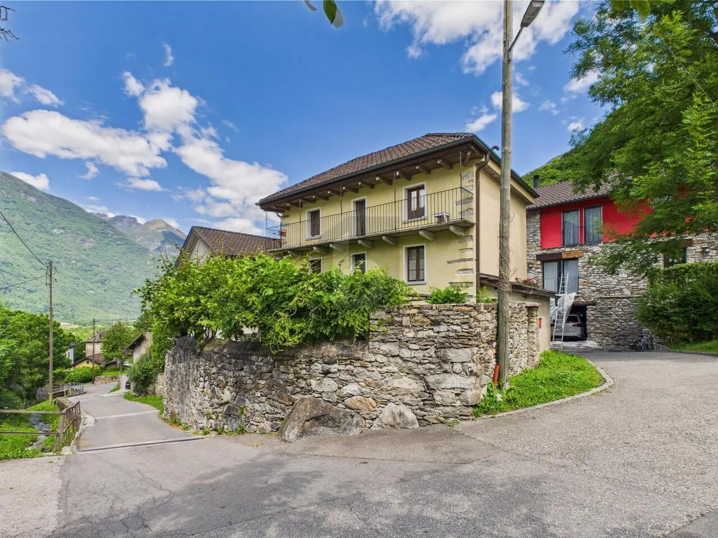 TYPISCHES SONNIGES TICINESE HAUS MIT GARTEN - Foto 1 von 5