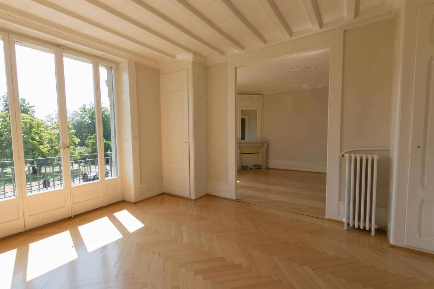 Charming Apartment with Balcony - Photo 3 of 9