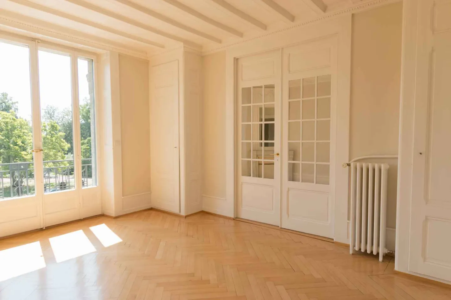 Charming Apartment with Balcony - Photo 4 of 9
