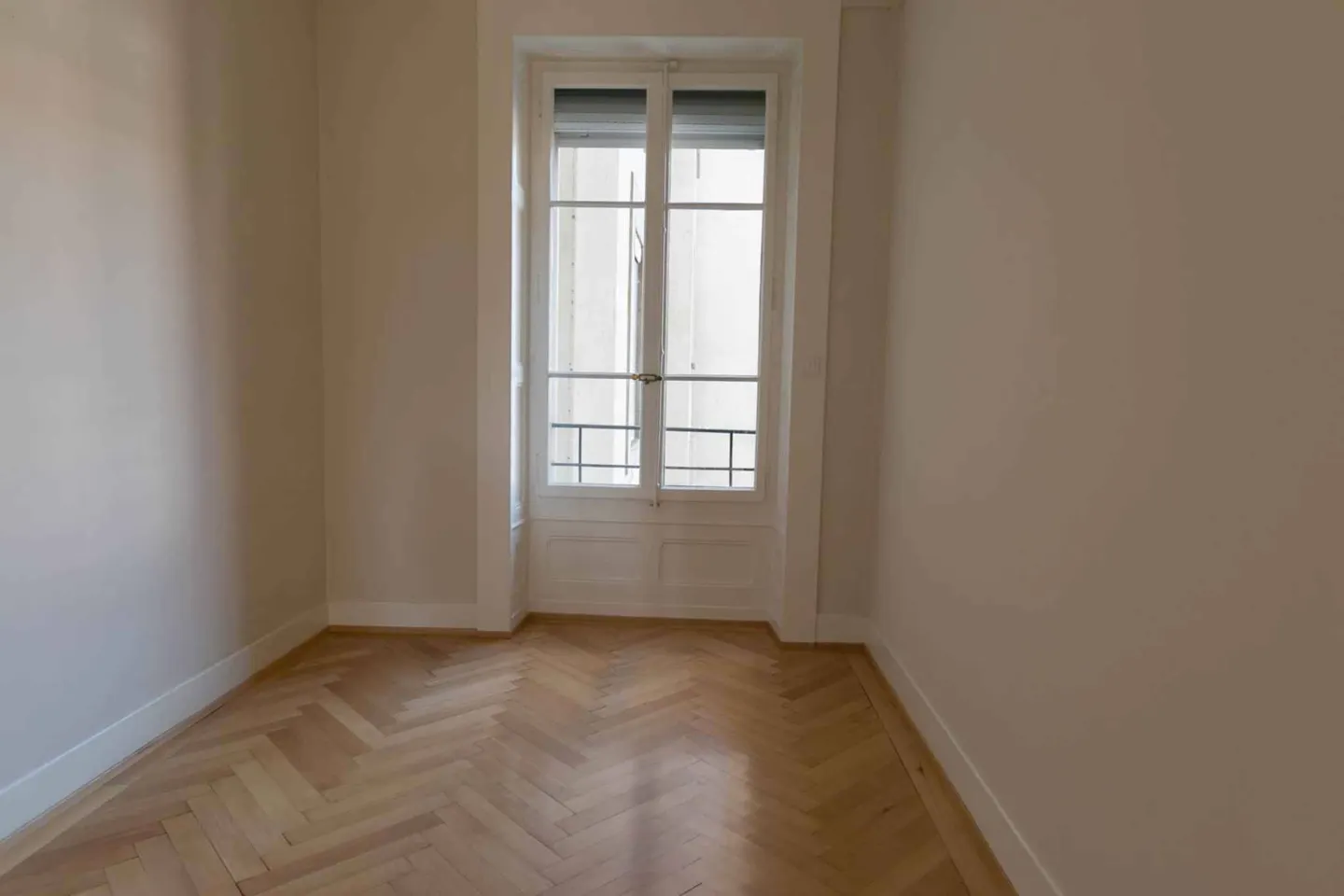 Charming Apartment with Balcony - Photo 8 of 9
