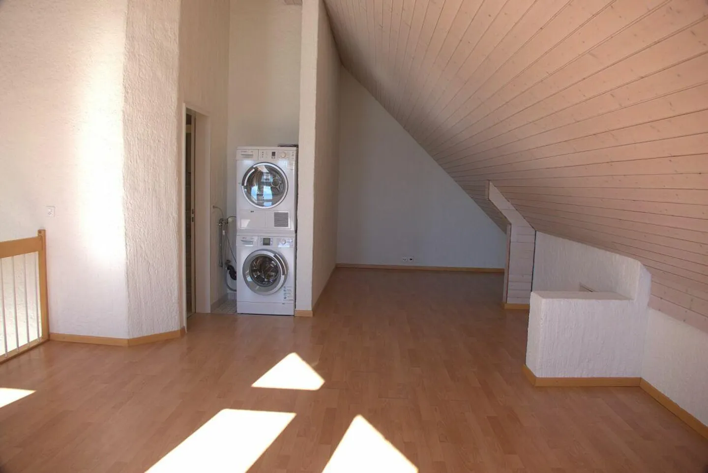 Charmante Dachwohnung mit Balkonen - Foto 5 von 9
