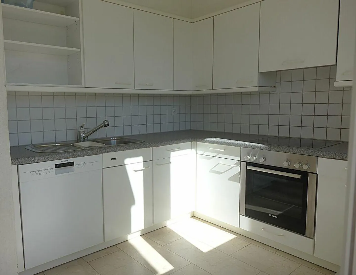 Charmante Dachwohnung mit Balkonen - Foto 8 von 9