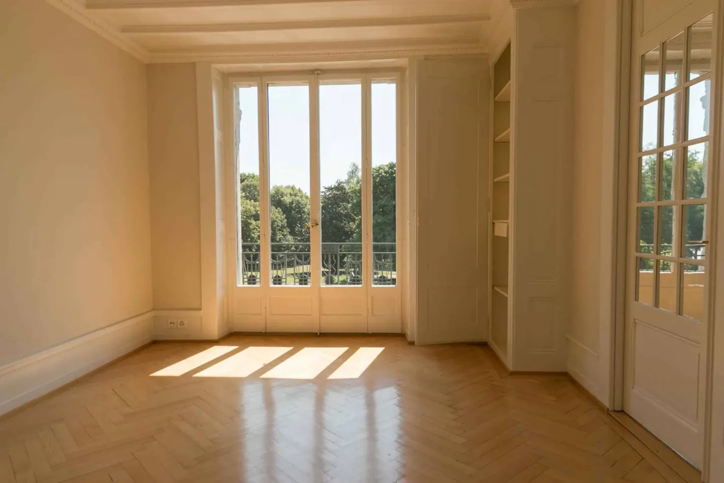Charming Apartment with Balcony - Photo 5 of 9