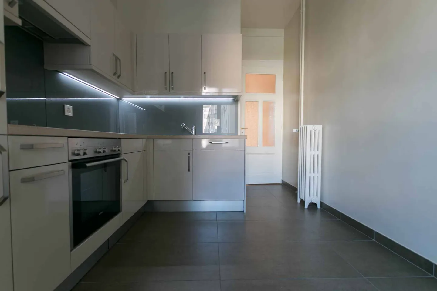 Charming Apartment with Balcony - Photo 6 of 9