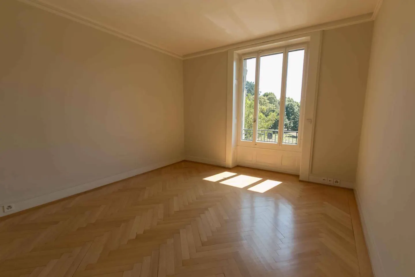 Charming Apartment with Balcony - Photo 7 of 9