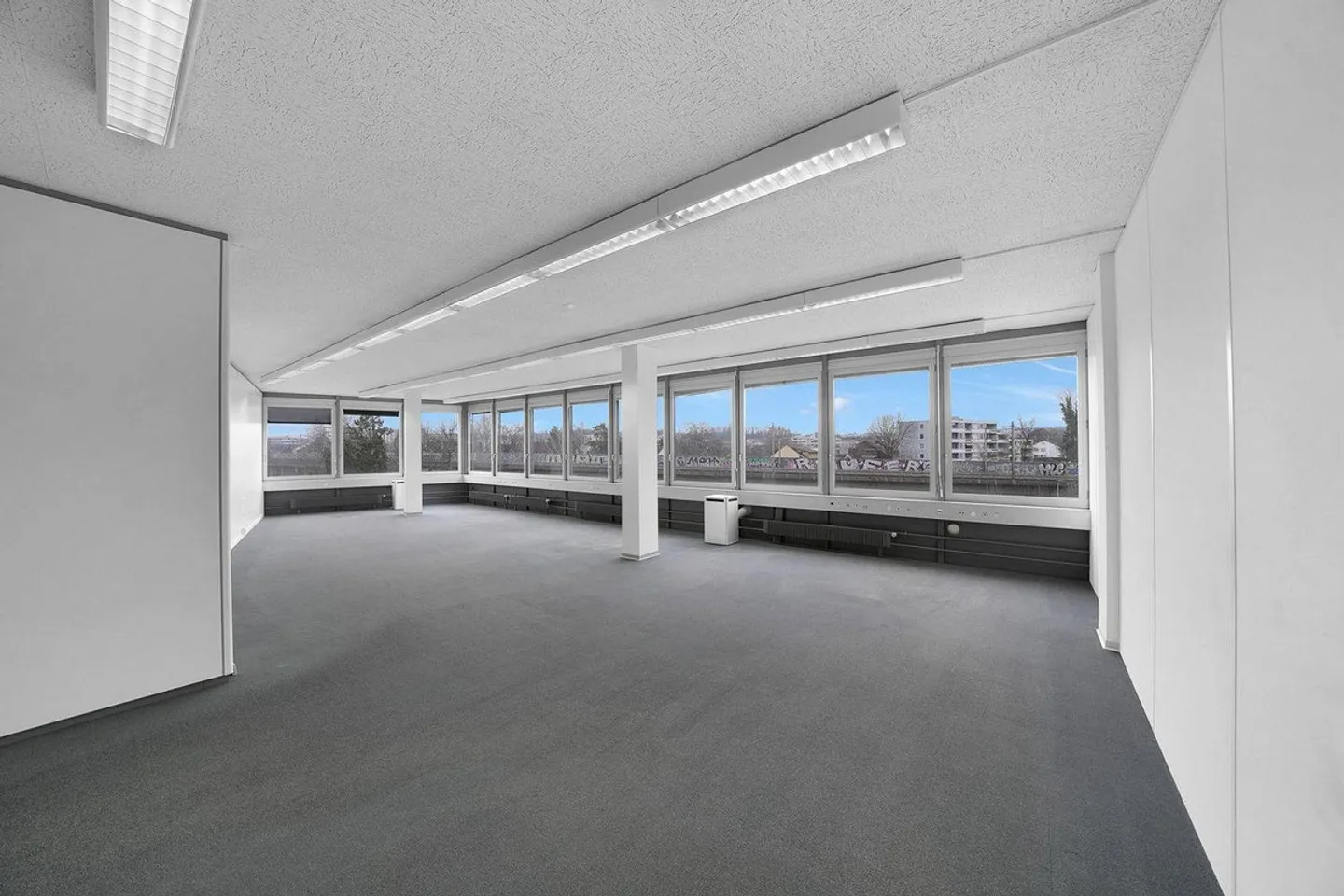 Espace de bureau entièrement aménagé avec un agencement passionnant ! - Photo 1 sur 13