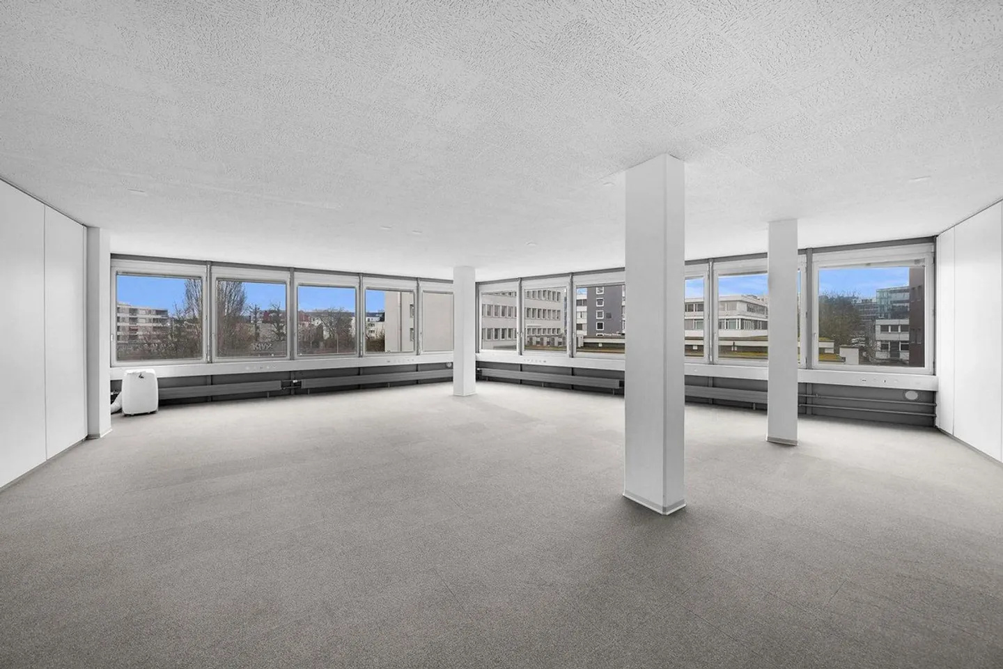 Espace de bureau entièrement aménagé avec un agencement passionnant ! - Photo 3 sur 13