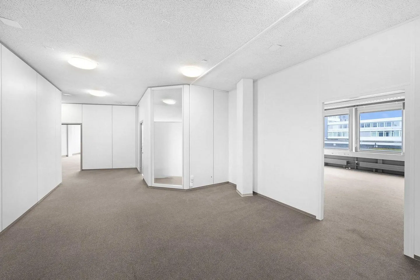 Espace de bureau entièrement aménagé avec un agencement passionnant ! - Photo 9 sur 13