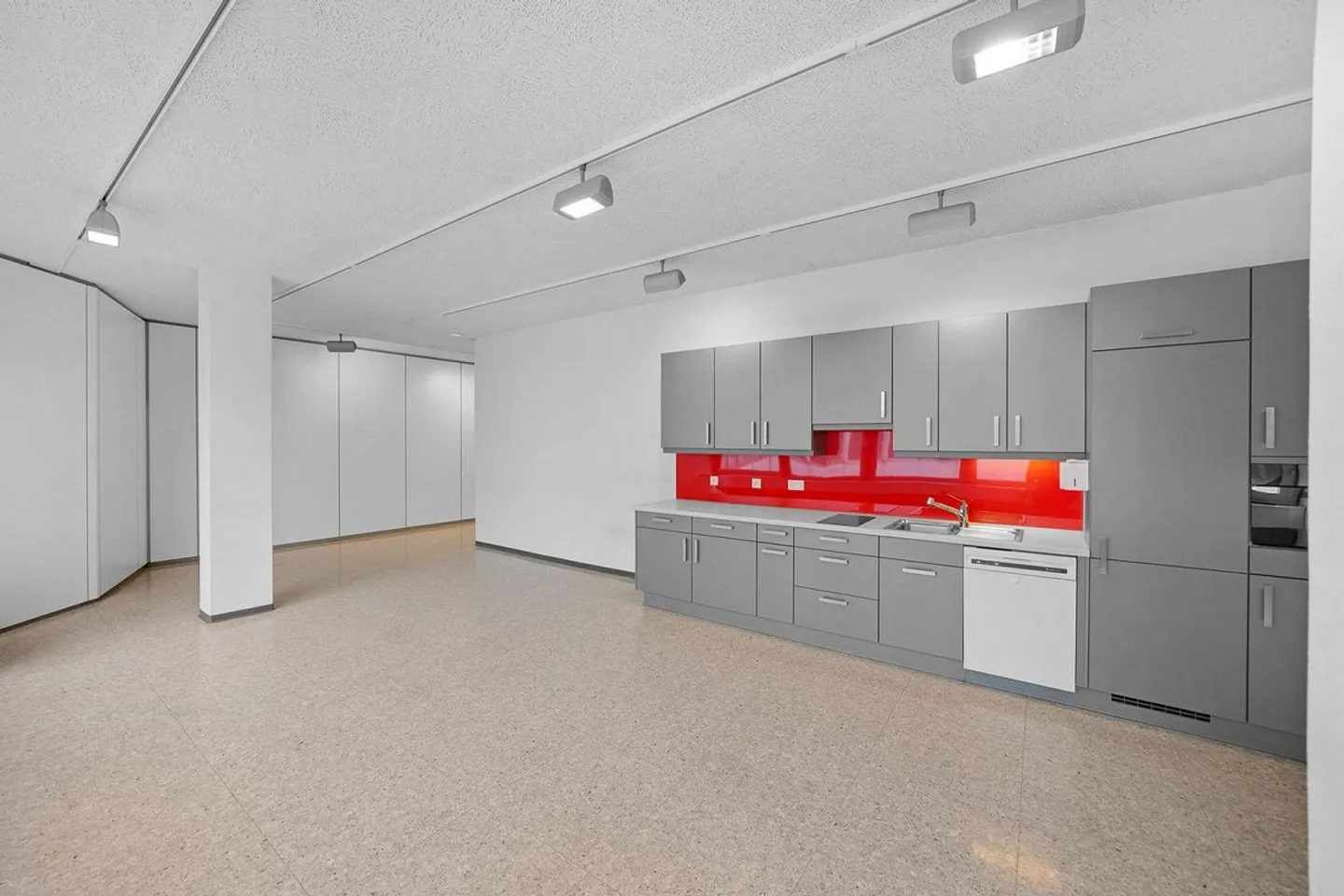 Espace de bureau entièrement aménagé avec un agencement passionnant ! - Photo 12 sur 13