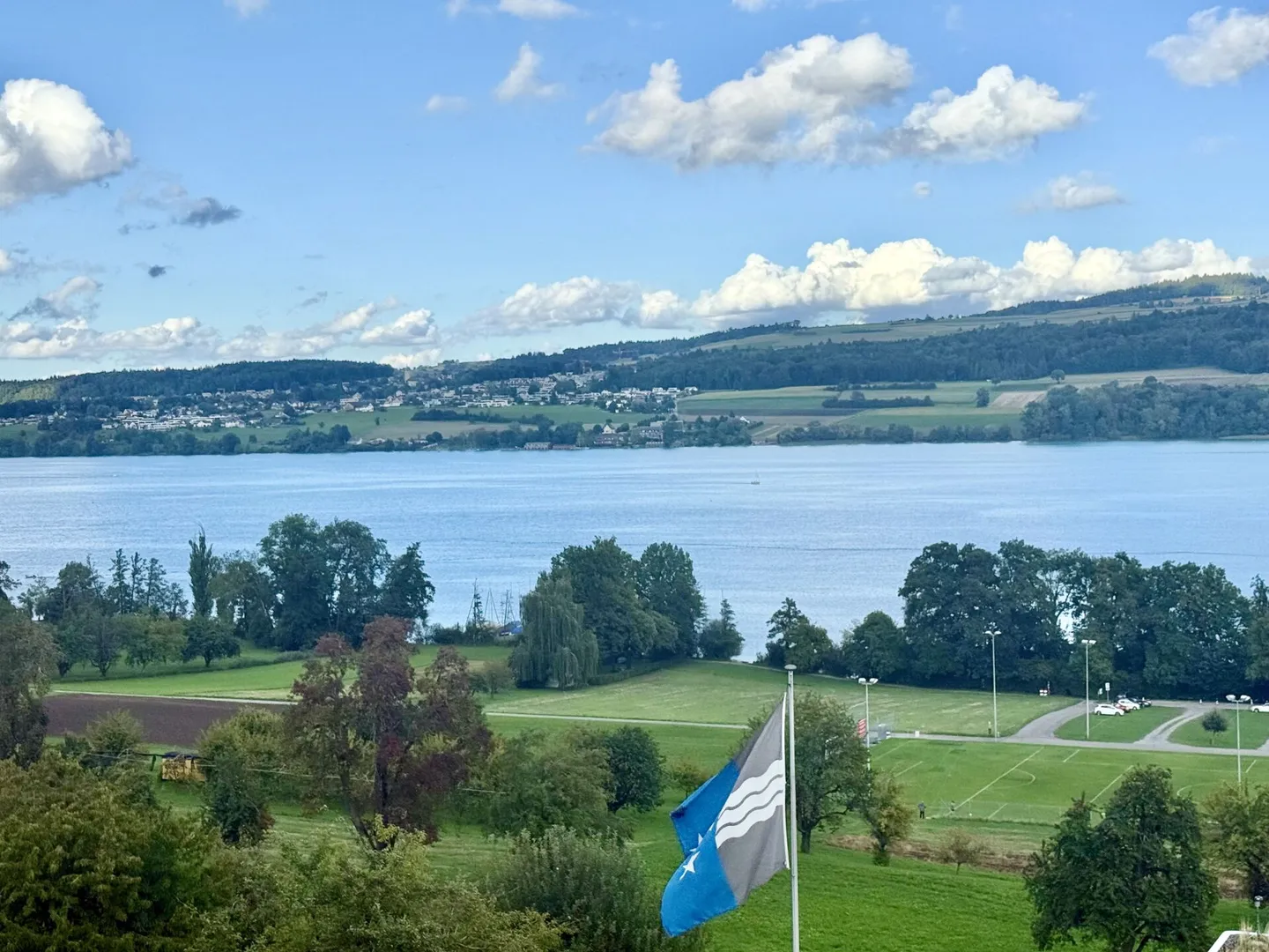 Maison individuelle avec réserve de terrain incluant un projet de nouvelle construction - maison jumelée avec vue imprenable sur le lac - Photo 1 sur 15