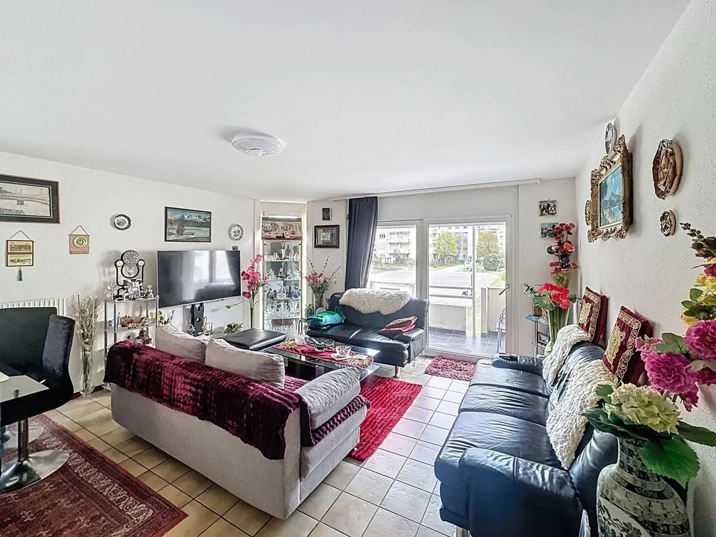 Appartamento spazioso con balconi - Foto 2 di 12